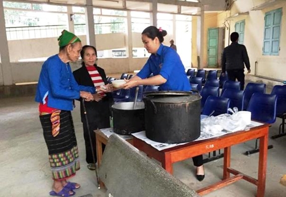 Phát cháo miễn phí phục vụ bệnh nhân ở Bệnh viện Đa khoa huyện Quế Phong, tỉnh Nghệ An.